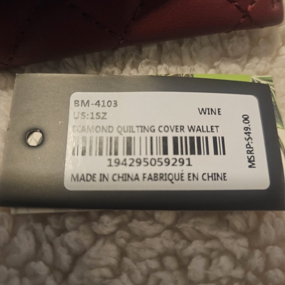 BADGLEY MISCHKA DIAMOND QUILTING COVER WALLET. NWT. RETAILS FOR $49. - Picture 4 of 4